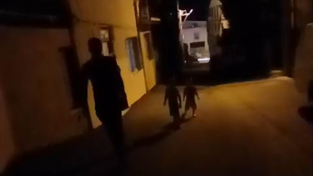 2 çocuğunu teslim etmek istediği eski eşi tarafından darbedildi; o anlar kamerada