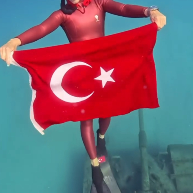 Şahika Ercümen'den Zafer Bayramı'na özel dalış