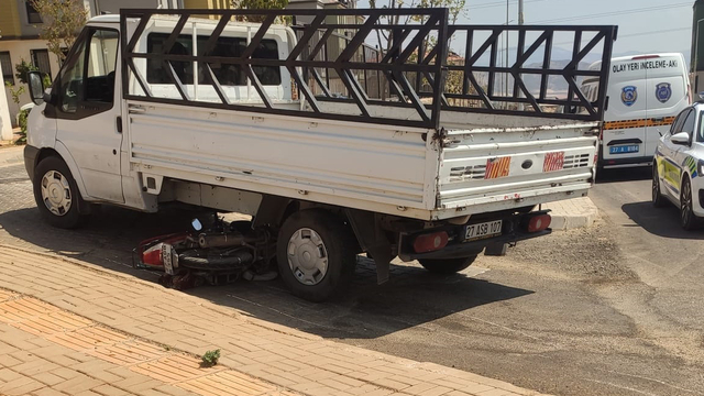 Kamyonet ile motosiklet çarpıştı; 1 yaralı, ehliyetsiz sürücü gözaltında