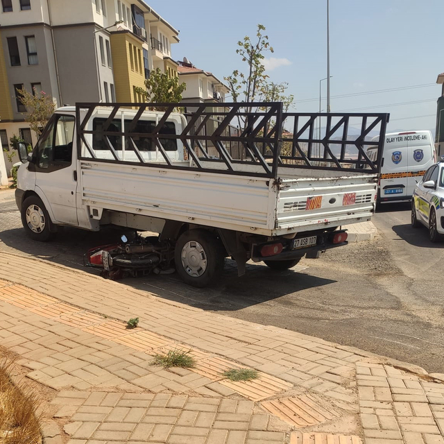 Kamyonet ile motosiklet çarpıştı; 1 yaralı, ehliyetsiz sürücü gözaltında