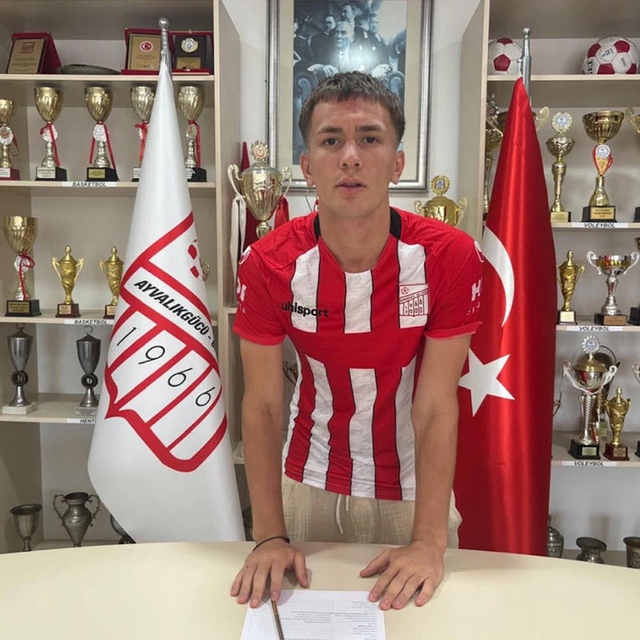 Ayvalıkgücü golcü aldı