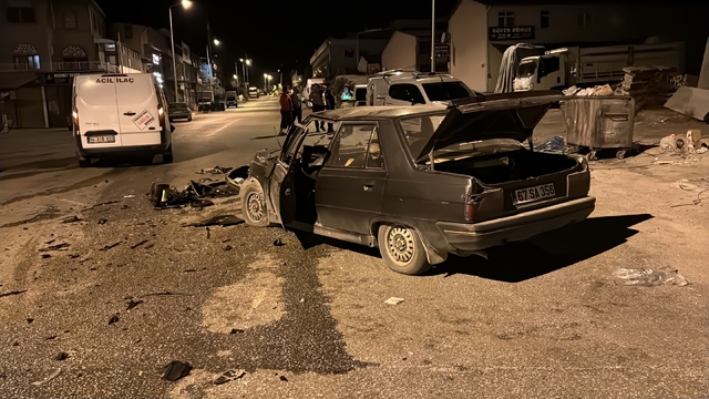 Karabük'te panelvan ile otomobilin çarpıştığı kazada 2 kişi yaralandı