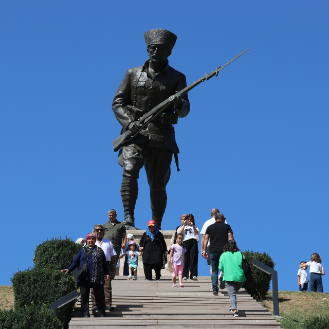 Büyük Zafer'in 103. yılında Dumlupınar Şehitliği'nde ziyaretçi yoğunluğu
