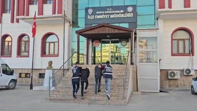 Husumetlileri tarafından bıçaklanarak öldürüldü; 2 tutuklama