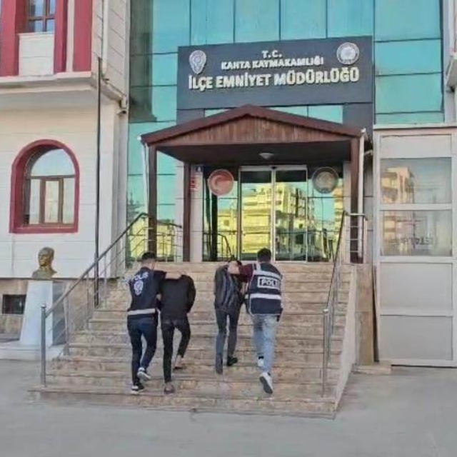 Husumetlileri tarafından bıçaklanarak öldürüldü; 2 tutuklama