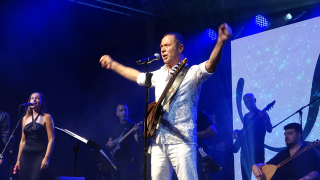 Türk Halk Müziği Sanatçısı Sümer Ezgü, Burdur'da konser verdi