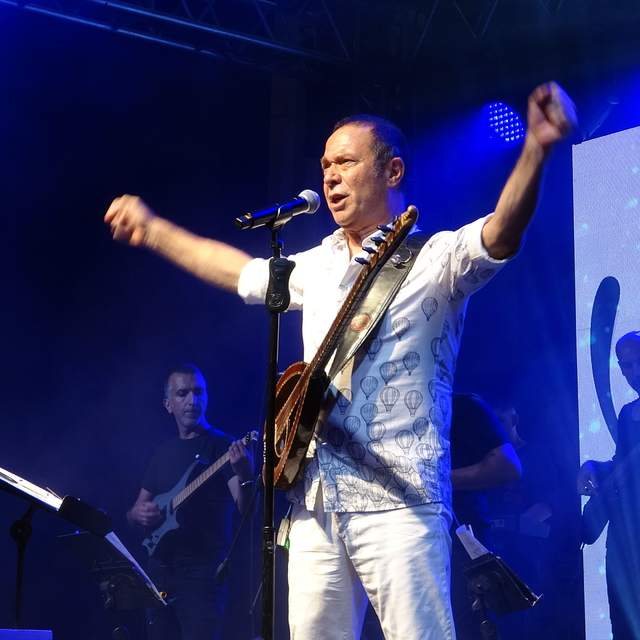 Türk Halk Müziği Sanatçısı Sümer Ezgü, Burdur'da konser verdi