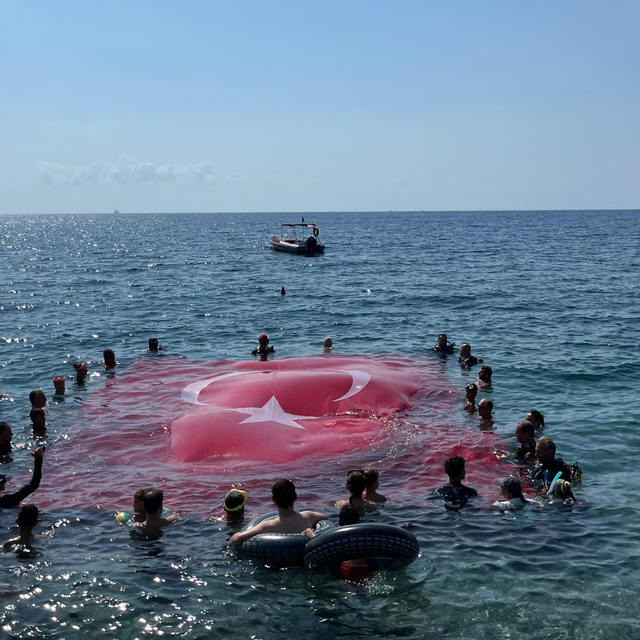 Zafer Bayramı'nı su altında bayrak açarak kutladılar