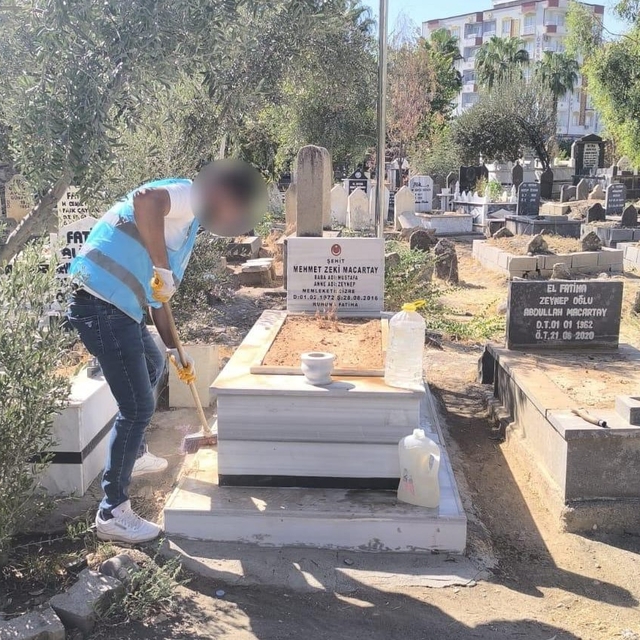 Cizre'de denetimli serbestlik yükümlüleri şehit kabirlerini temizledi