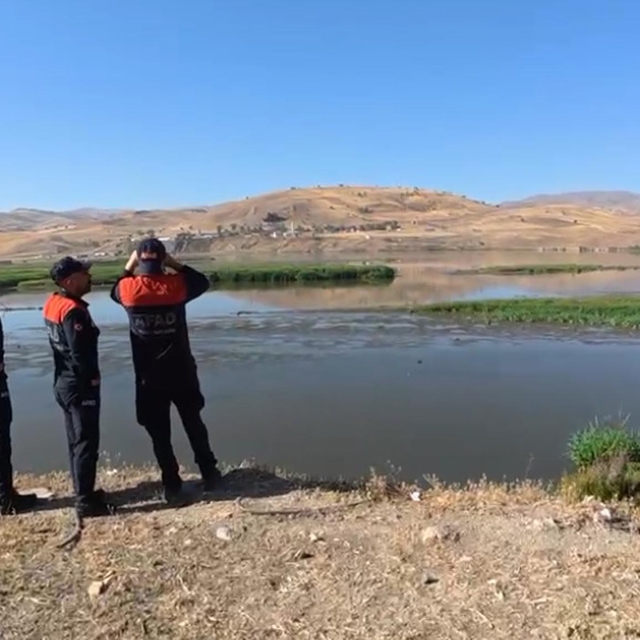 Nehre uçan otomobilden suya düşüp kaybolan İlknur aranıyor