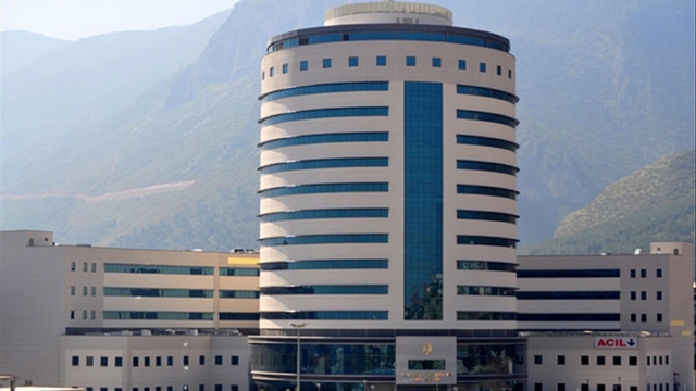 Arkadaşının bebeğini poşete koyup, hastaneden kaçırmaya çalıştı