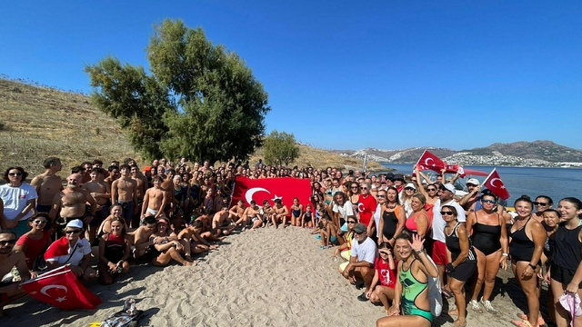 Çelebi Adası'na ulaşıp, Türk bayrağı açtılar