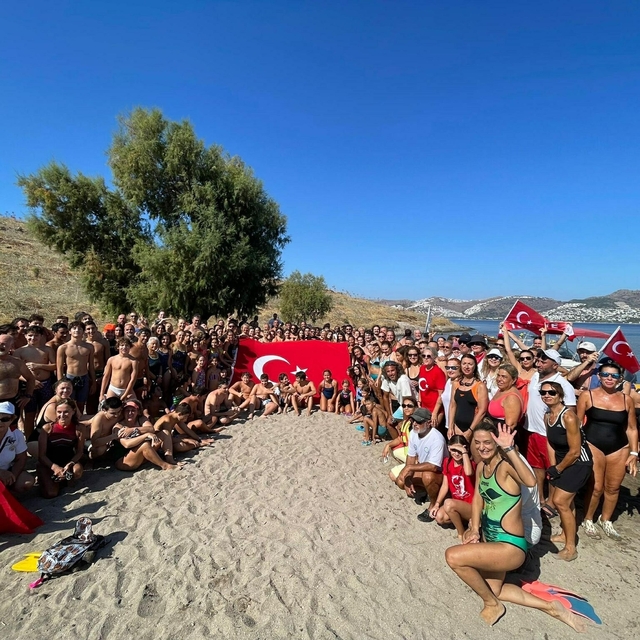 Çelebi Adası'na ulaşıp, Türk bayrağı açtılar