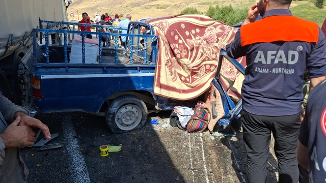 Hakkari'de kamyonet ile TIR çarpıştı; 4 ölü, 2 yaralı
