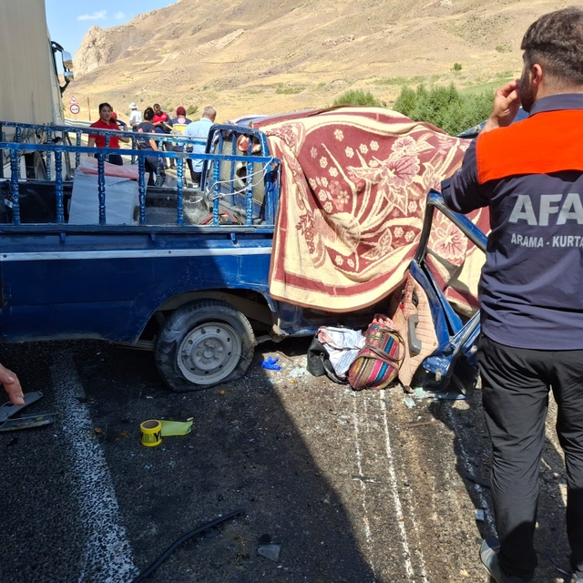 Hakkari'de kamyonet ile TIR çarpıştı; 4 ölü, 2 yaralı