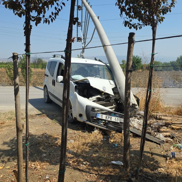 İnegöl'de hafif ticari araç aydınlatma direğine çarptı, 1 yaralı