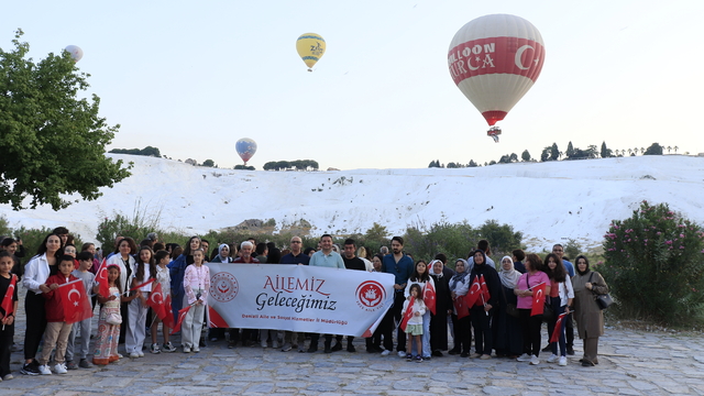 Denizli'de şehit yakınları için yapılan balon turunda Türk bayrakları gökyüzünde dalgalandı