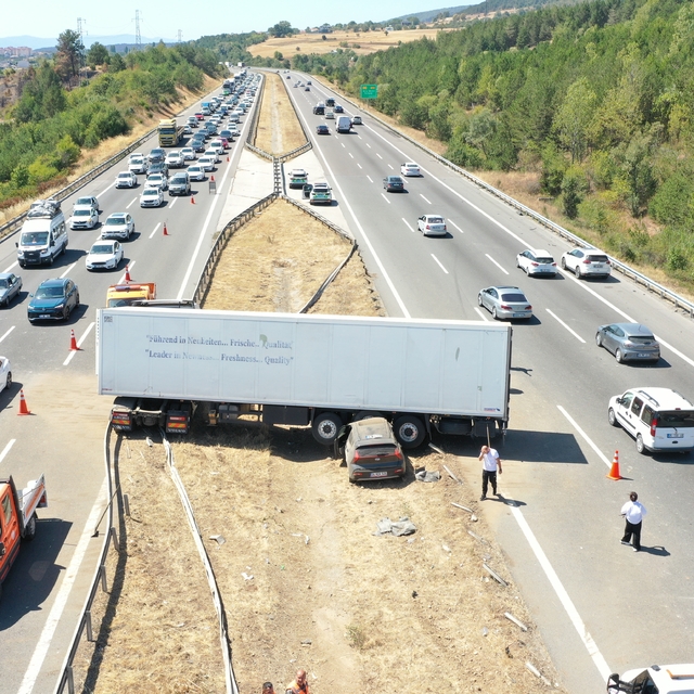 Anadolu Otoyolu'nda lastiği patlayan tıra otomobilin çarptığı kazada 1 kişi...