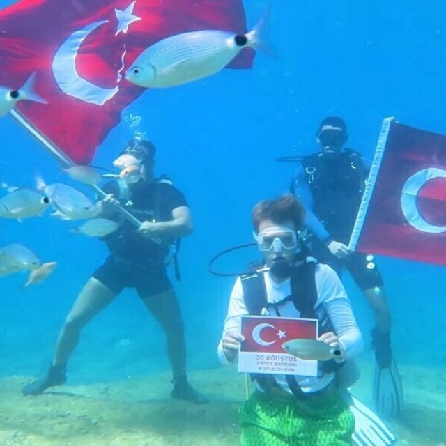 Fethiye'de su altında Türk bayrakları açtılar