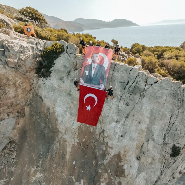 Datça'da MAG-AME ekiplerinden Türk bayraklı kutlama