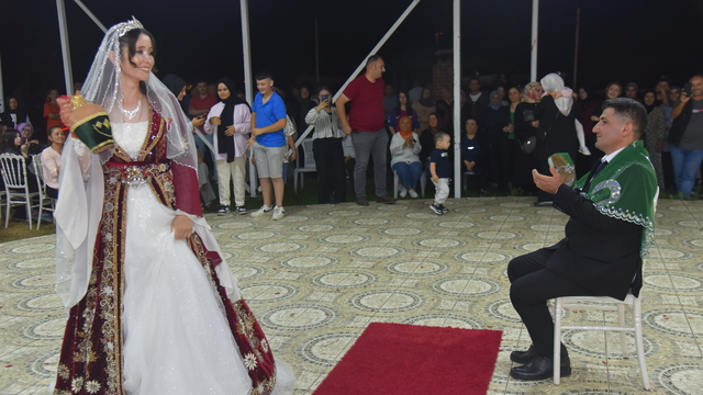 Giresunlu çift düğün hayallerini 17 yıl sonra gerçekleştirdi