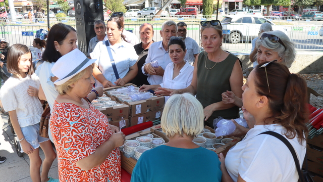 Kırklareli'nde muhtarlar, 30 Ağustos Zafer Bayramı dolayısıyla aşure dağıttı