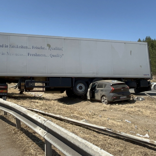Lastiği patlayan TIR ile otomobil çarpıştı: 1 yaralı