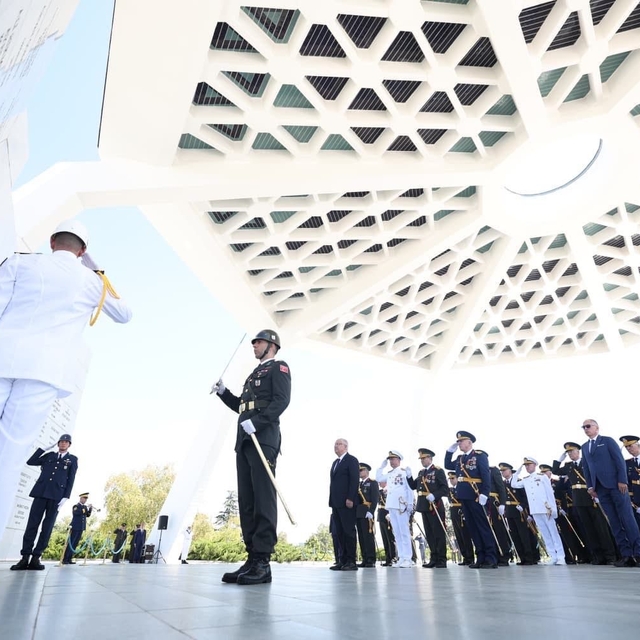 Bakan Güler, 30 Ağustos Zafer Bayramı dolayısıyla Devlet Mezarlığı'nı ziyar...
