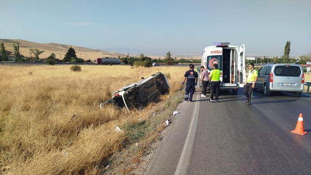 Amasya'da devrilen hafif ticari araçtaki 2 kişi yaralandı
