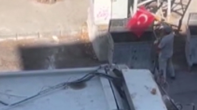 Temizlik işçisinin bayrak hassasiyeti