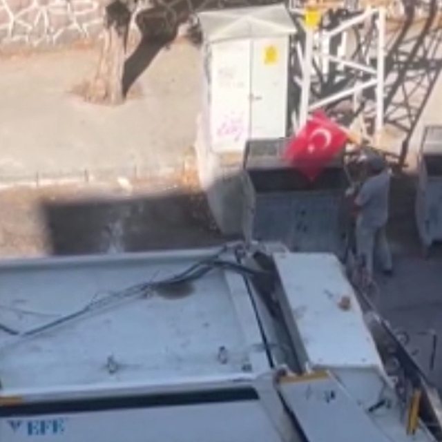 Temizlik işçisinin bayrak hassasiyeti