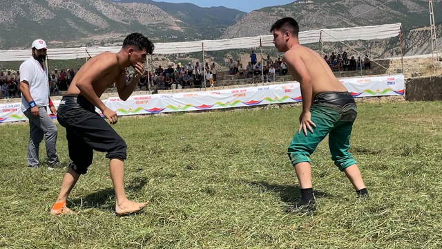 Ardanuç Kültür ve Sanat Festivali, karakucak güreşleriyle başladı
