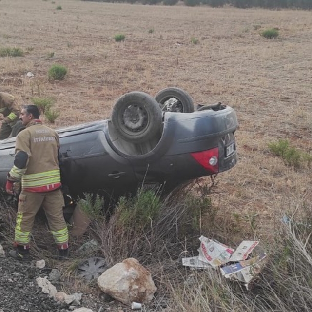 İskenderun'da şarampole devrilen otomobildeki 2 kişi yaralandı