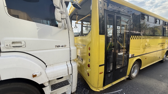 Gaziantep'te tırın özel halk otobüsüne çarptığı kazada 3 kişi yaralandı
