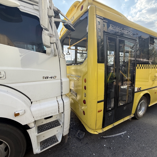 Gaziantep'te tırın özel halk otobüsüne çarptığı kazada 3 kişi yaralandı