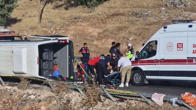 Diyarbakır'da minibüs devrildi: 1 ölü, 3'ü ağır 16 yaralı