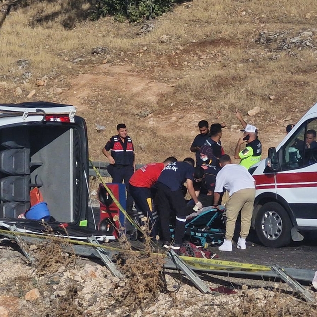 Diyarbakır'da minibüs devrildi: 1 ölü, 3'ü ağır 16 yaralı