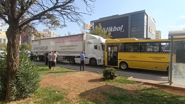 TIR, halk otobüsüne çarptı; 2'si ağır 3 yaralı