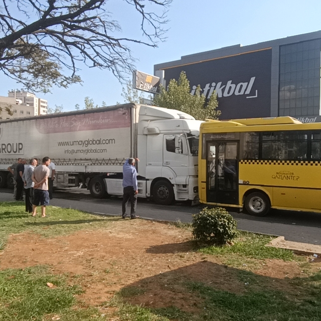 TIR, halk otobüsüne çarptı; 2'si ağır 3 yaralı