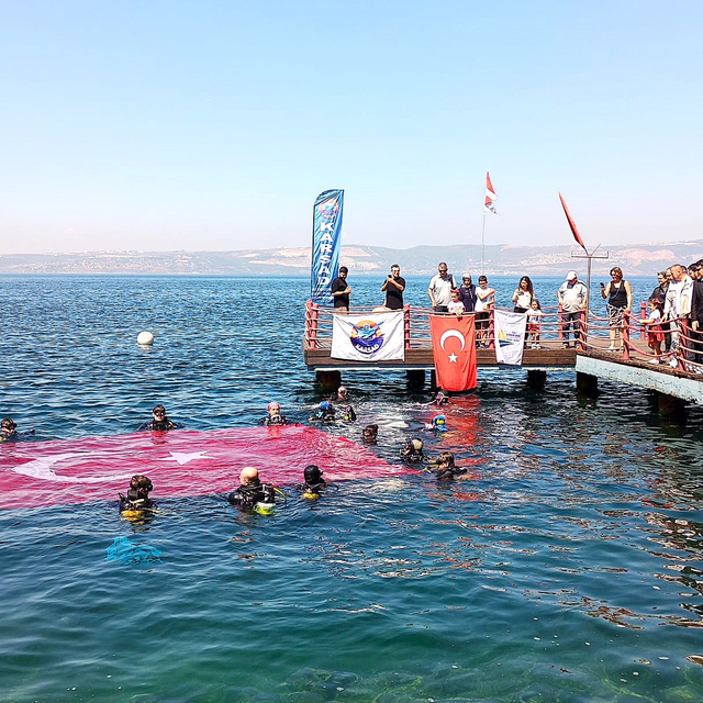 Kocaeli'de dalgıçlar Zafer Bayramı'nı denizde bayrak açarak kutladı
