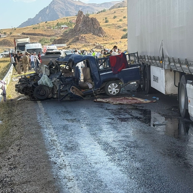 GÜNCELLEME - Hakkari'de tır ile pikabın çarpışması sonucu 4 kişi öldü, 1 ki...