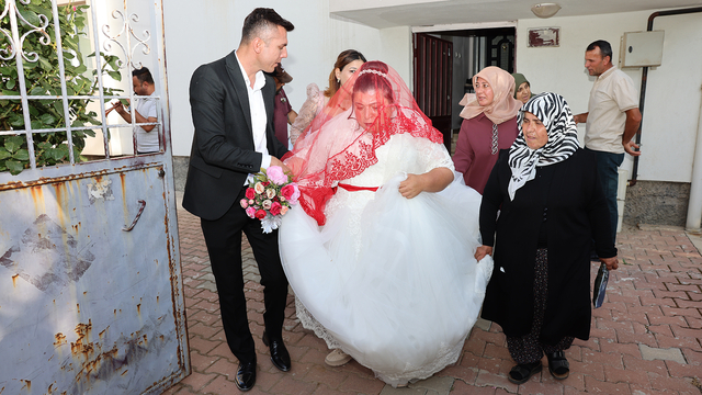 Kahramanmaraş'ta engelli bireyin gelinlik giyme hayali gerçek oldu