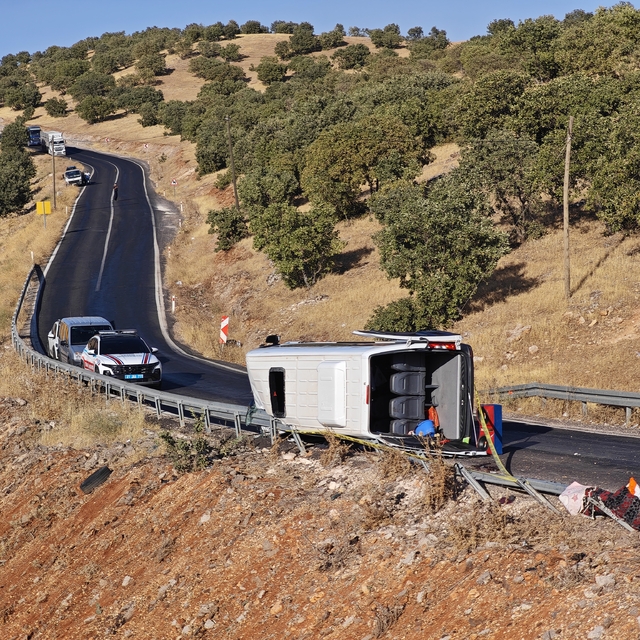 Diyarbakır'da minibüsün devrildiği kazada 1 kişi öldü, 15 kişi yaralandı