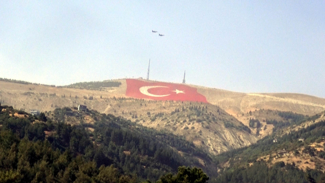 Türkiye'nin en büyük bayrağını ilk selamlayan 'Savaşan Şahinler' oldu