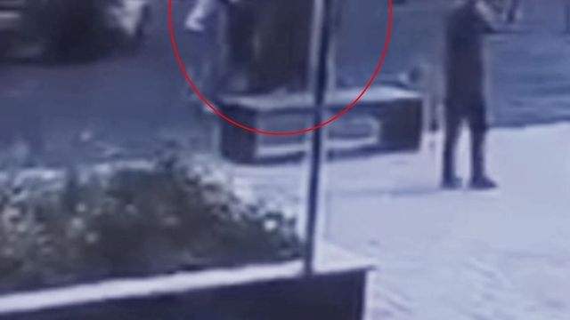 Parkta oynayan 2 çocuğu darbetti; olay anı kamerada