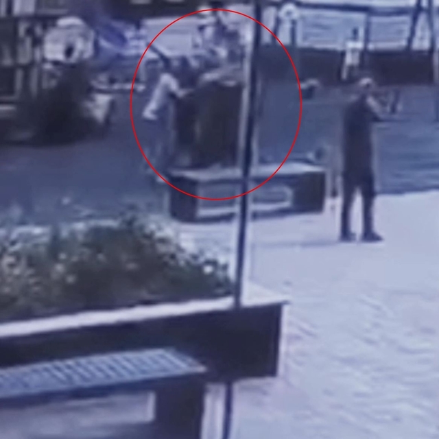 Parkta oynayan 2 çocuğu darbetti; olay anı kamerada