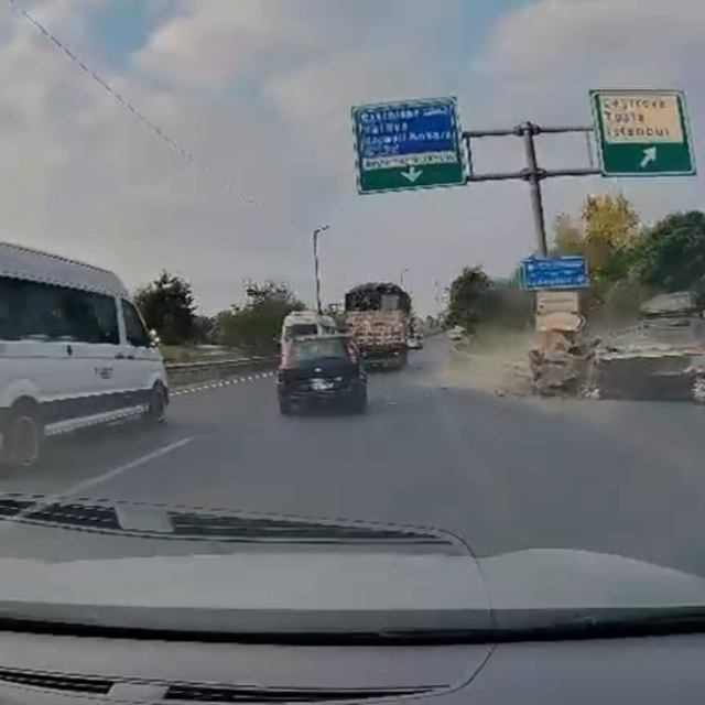 Otomobilin yol ayrımındaki bariyerlere çarptığı kaza kamerada