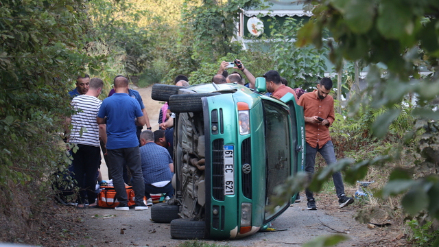 Trabzon'da devrilen otomobilin sürücüsü yaralandı