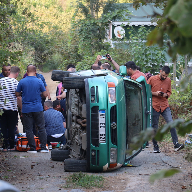 Trabzon'da devrilen otomobilin sürücüsü yaralandı