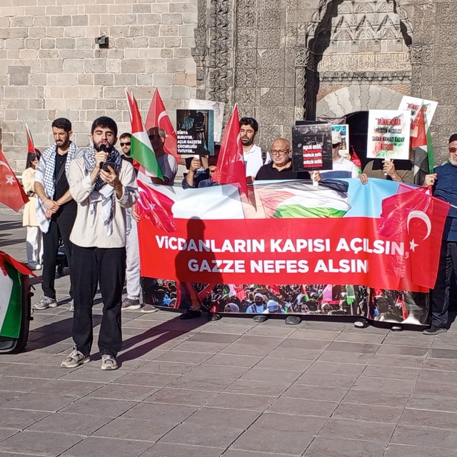 Erzurum'da sağlık çalışanları Gazze için 94. haftada da yürüdü